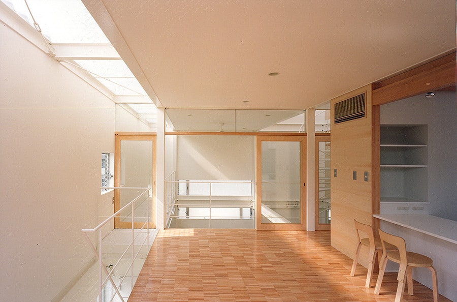 大阪の建築家・中平勝が設計した鉄鋼造３階建てのアトリエ付住宅／らせん階段