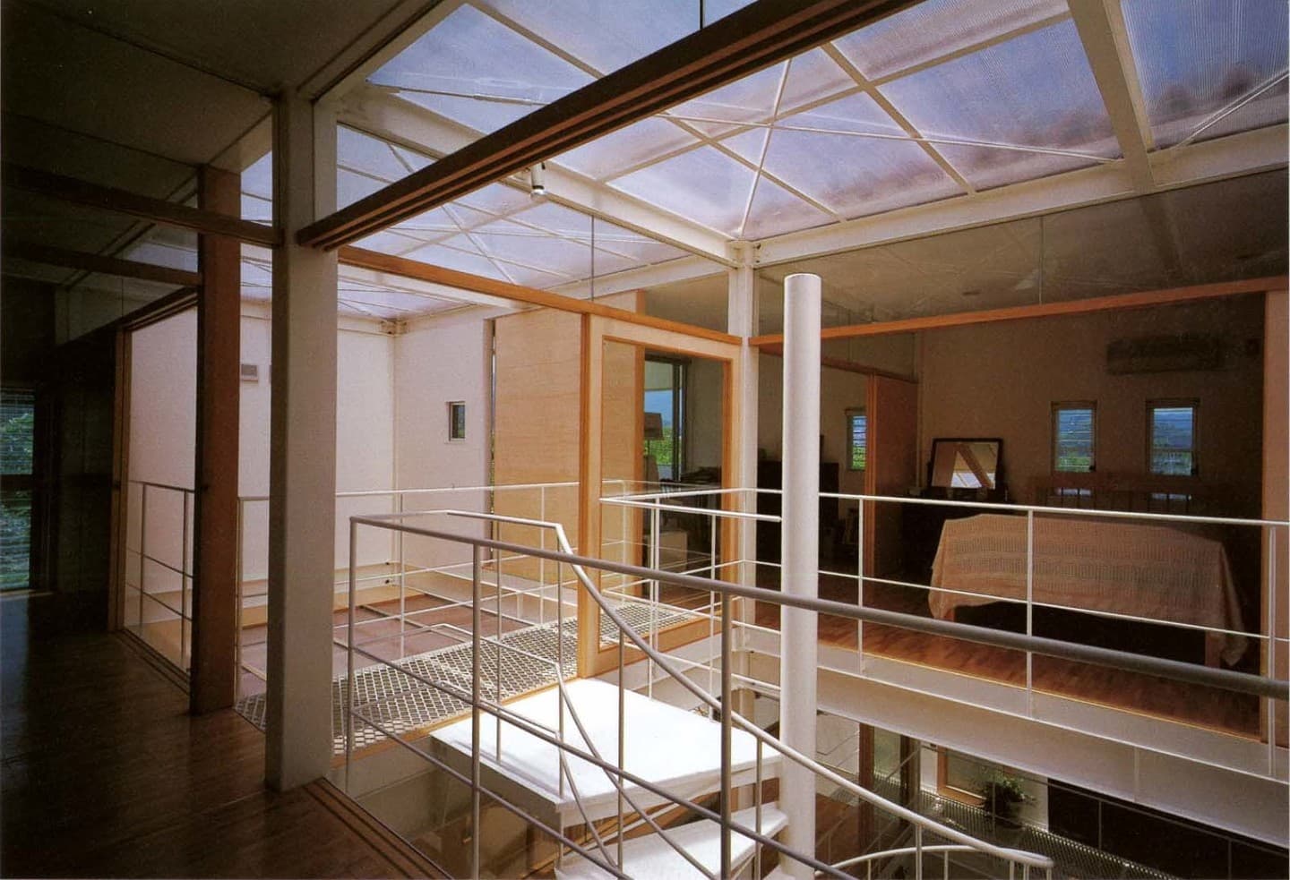 大阪の建築家・中平勝が設計した鉄鋼造３階建てのアトリエ付住宅／らせん階段