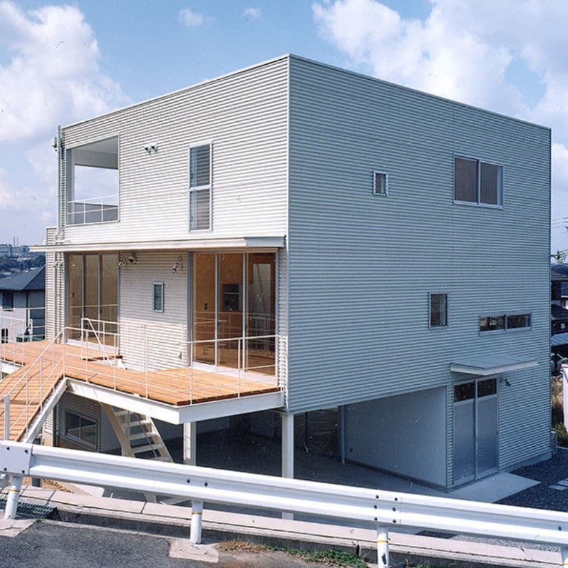 大阪の建築家・中平勝が設計した鉄骨造３階建てのアトリエ付住宅です