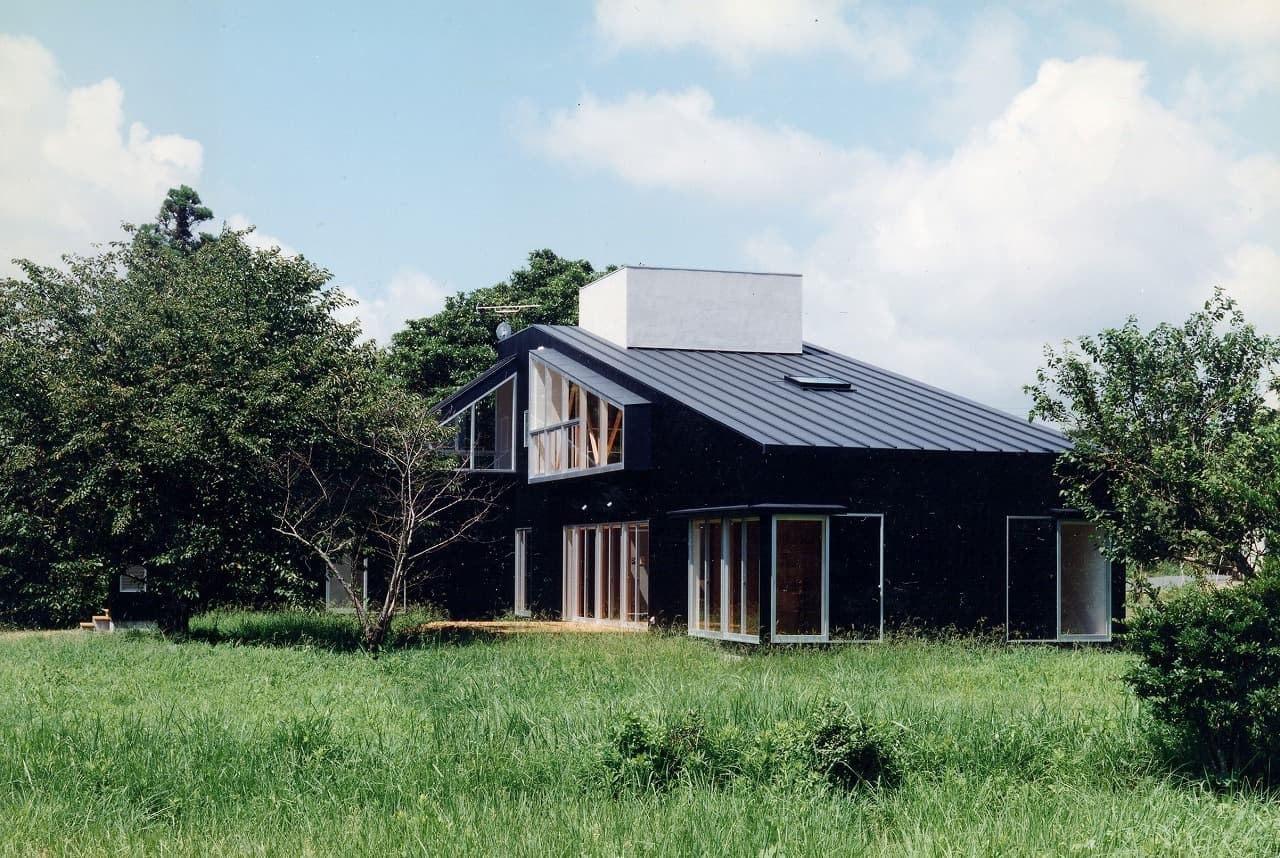 大阪の建築家・中平勝が設計したセカンドハウス・木造別荘／桜の木を囲うようなL字型PLANです
