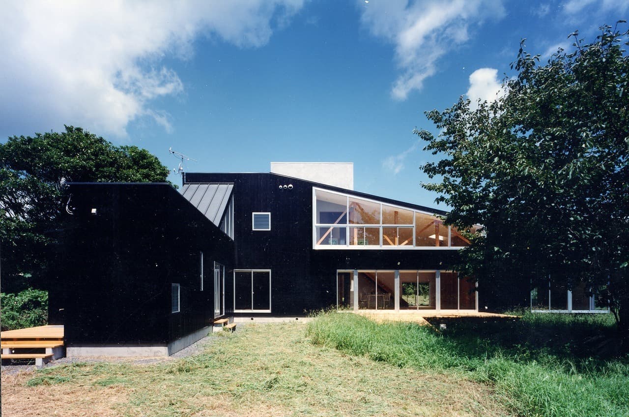 大阪の建築家・中平勝が設計したセカンドハウス・木造別荘／桜の木を囲うL字型PLANです