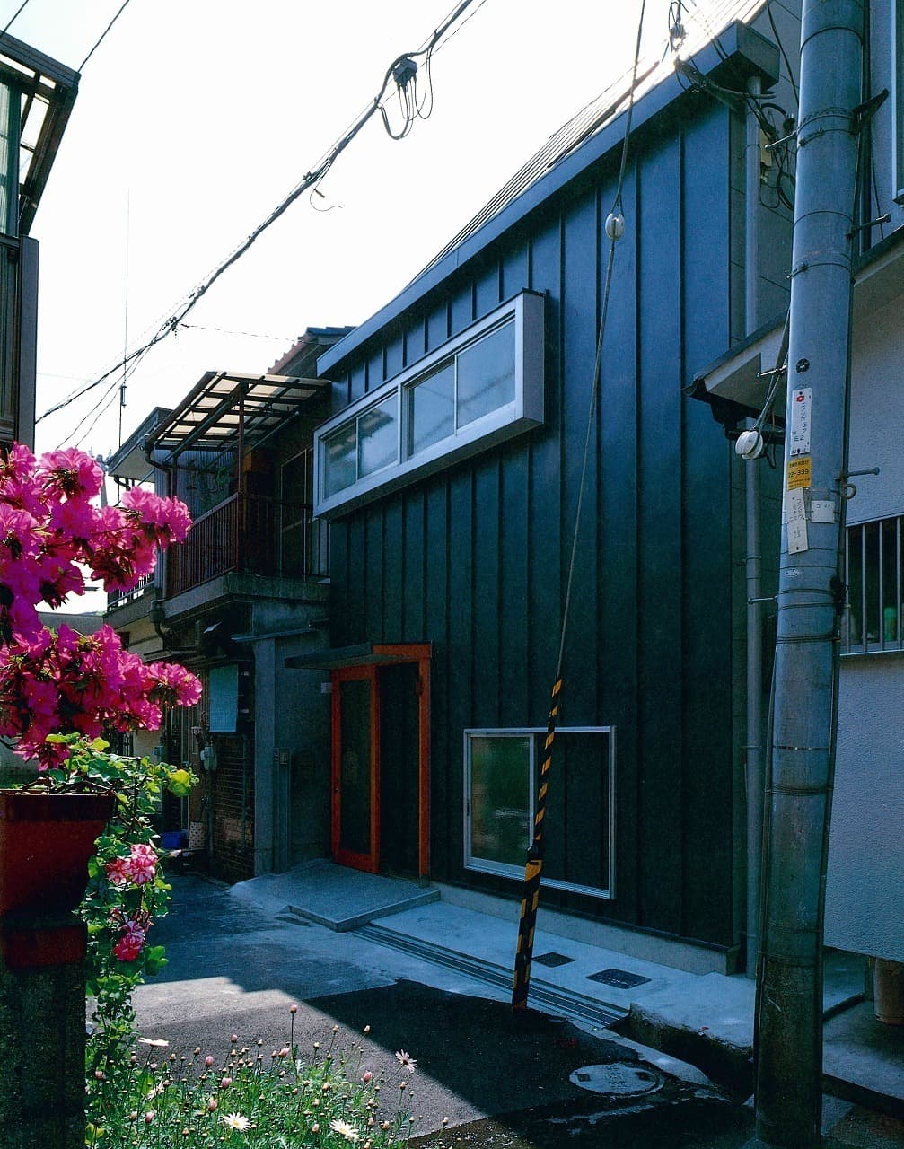 大阪の建築家・中平勝が設計した路地に面して建つホームエレベーター付木造３階建て狭小住宅です