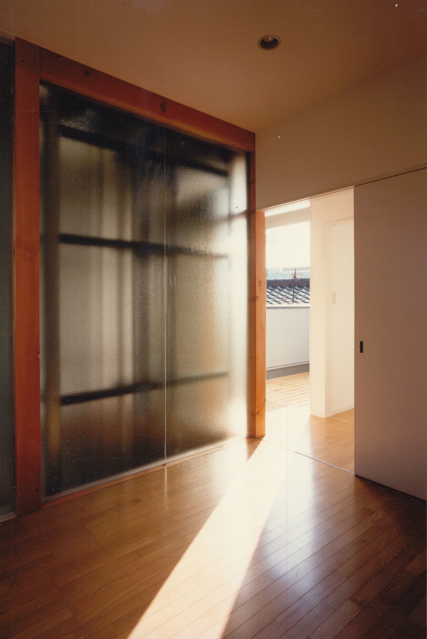 大阪の建築家・中平勝が設計した路地に面して建つホームエレベーター付木造３階建て狭小住宅