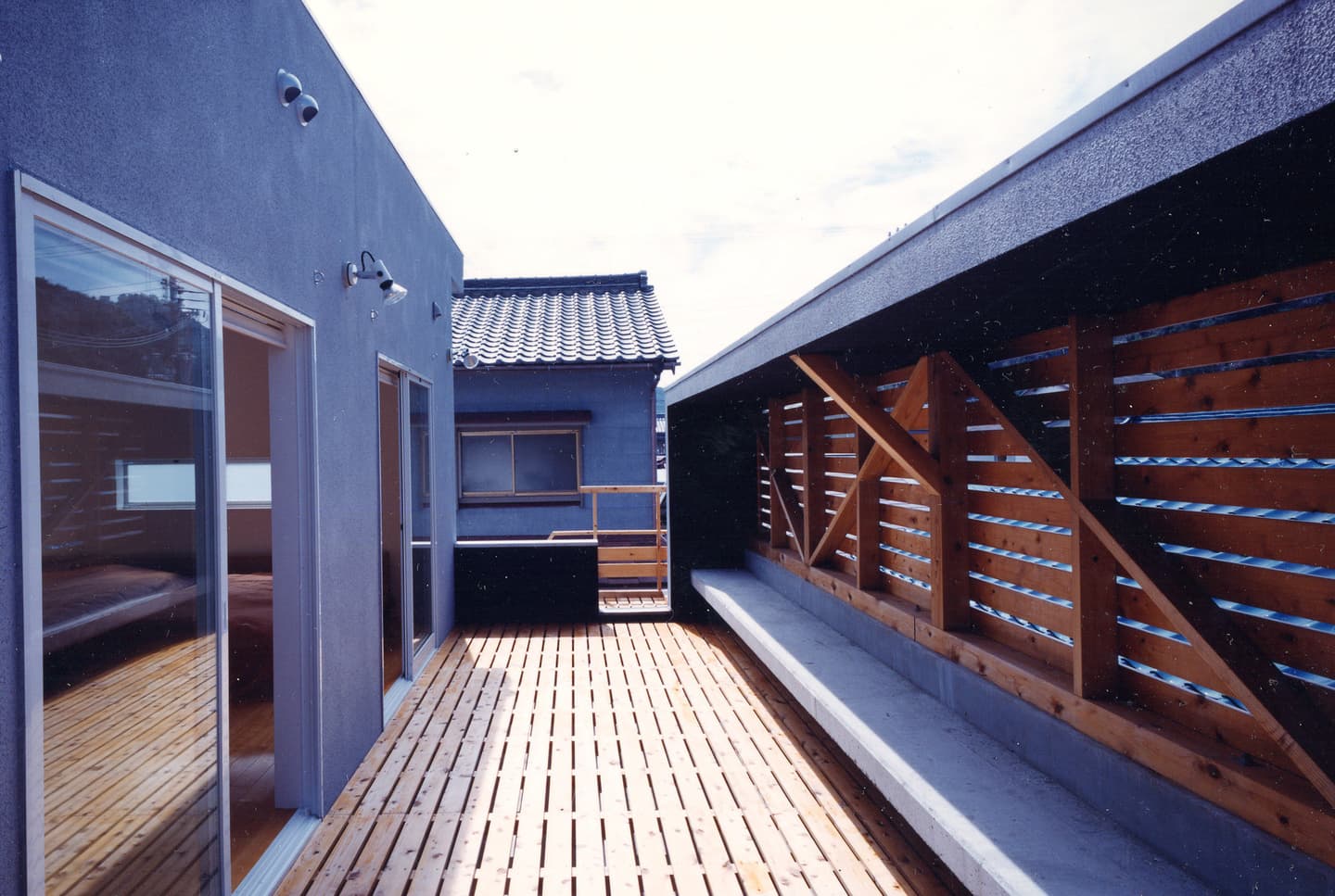大阪の建築家・中平勝が設計した2世帯住宅／1階テラスともつながる2階テラス