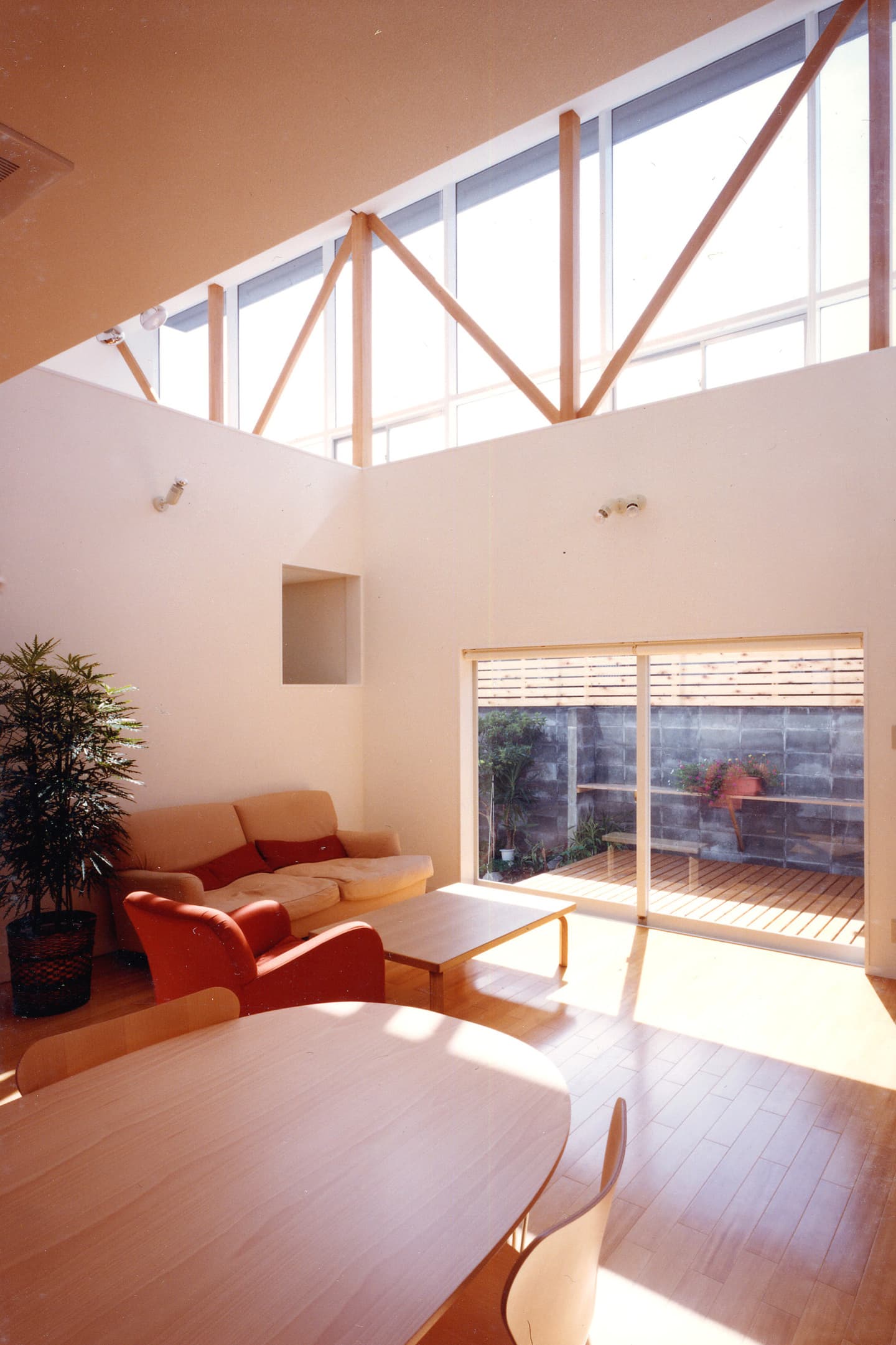 大阪の建築家・中平勝が設計した2世帯住宅／吹抜のハイサイドライトからの採光