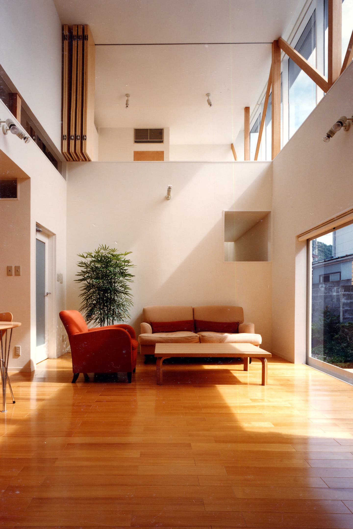 大阪の建築家・中平勝が設計した2世帯住宅／折戸による空間の仕切り
