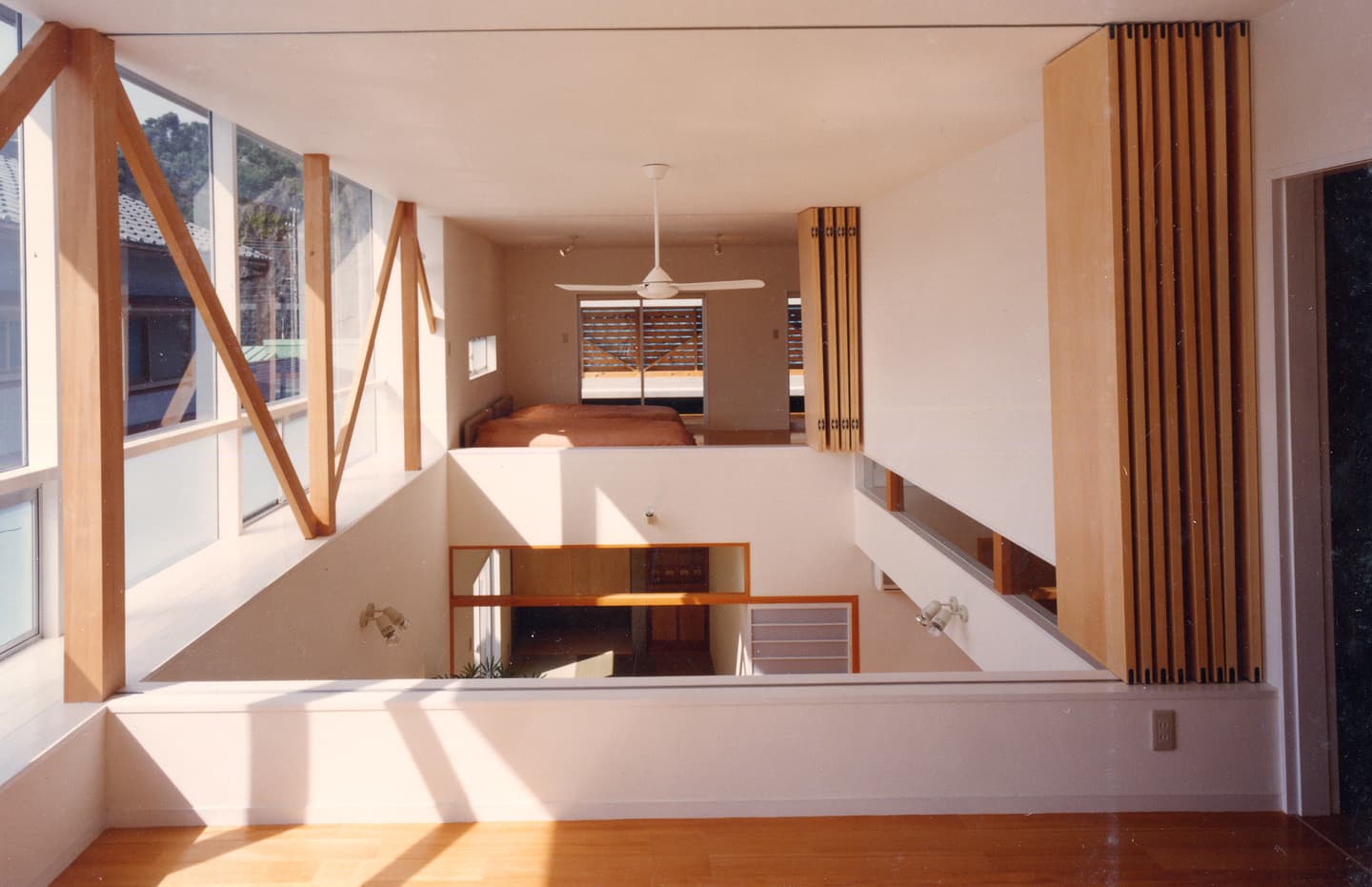大阪の建築家・中平勝が設計した2世帯住宅／折戸による空間が変化する