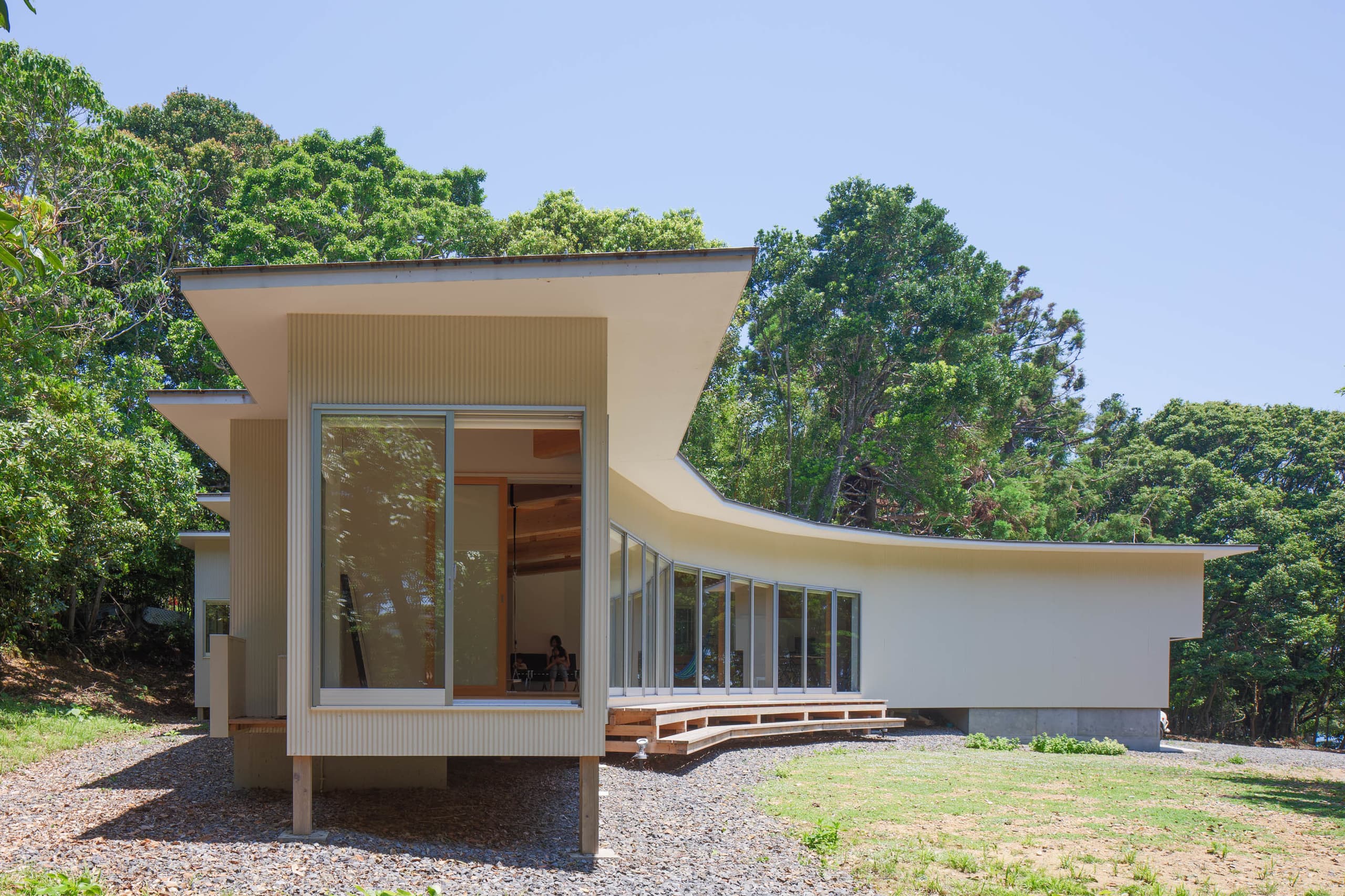 建築家・中平勝が設計した自然の中に建つ平屋の木造住宅です