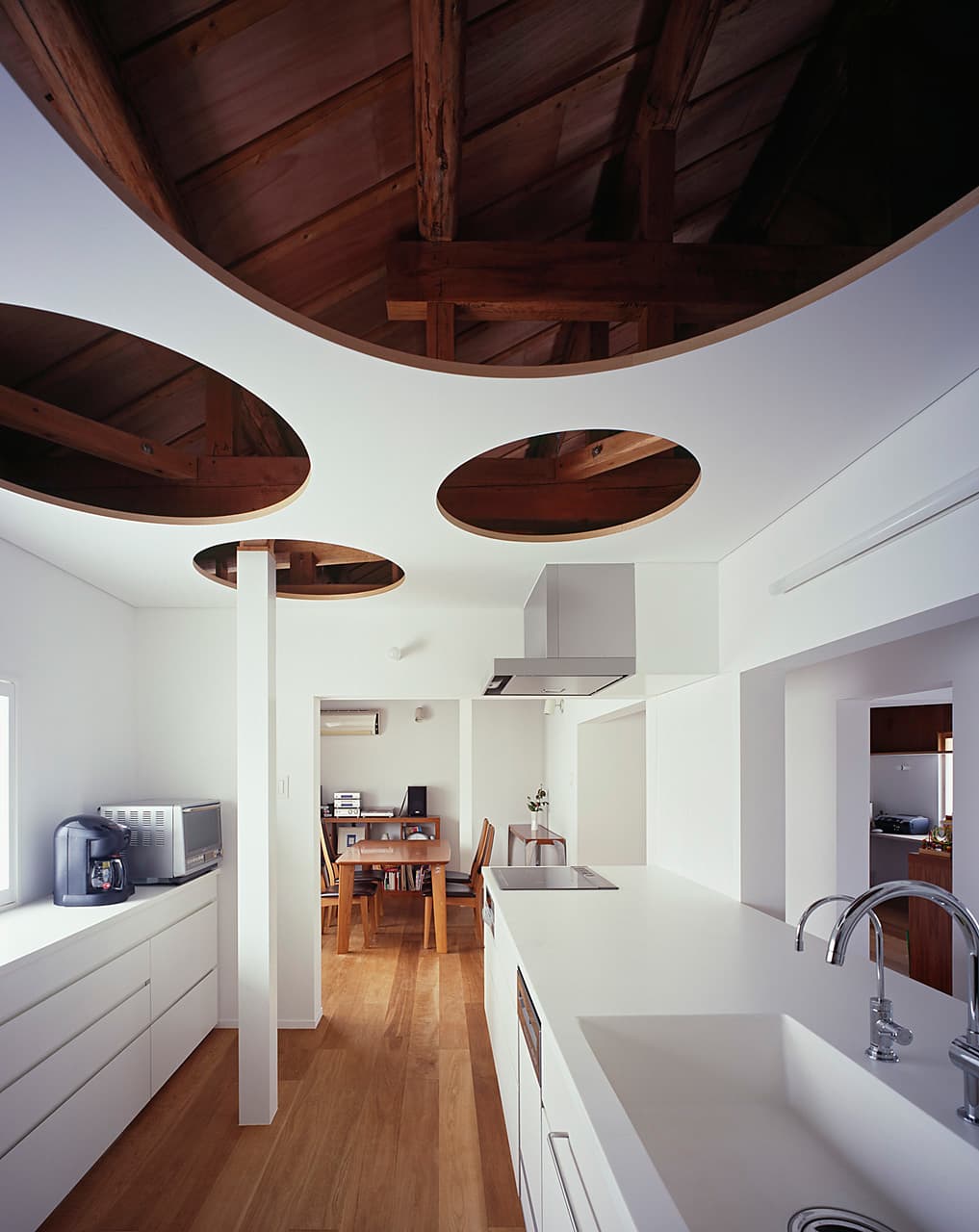 大阪の建築家・中平勝が設計した古民家リノベーションの制作キッチン