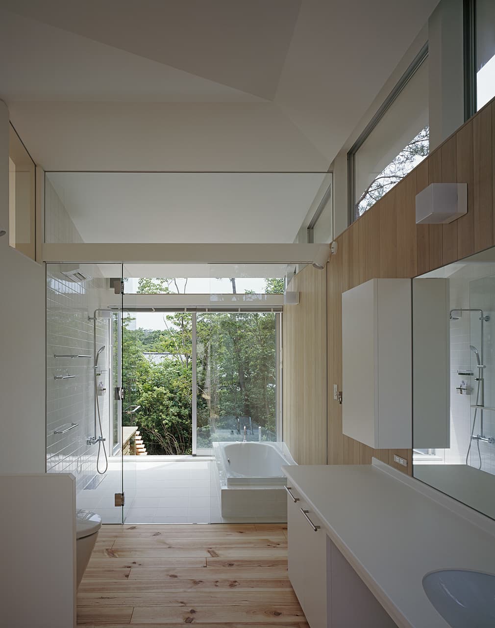 建築家・中平勝設計の既存樹木を残したセカンドハウス・別荘の開放的なバスルームです